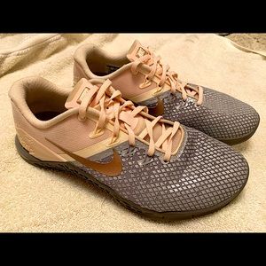 Woman’s size 9 Nike metcon4